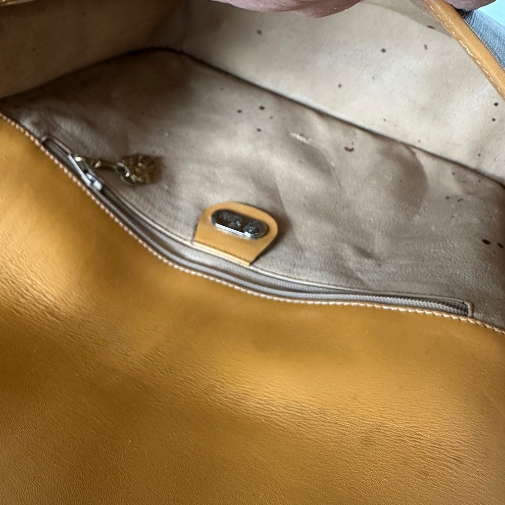 Authentic Gucci Sherry Line Leather Crossbody/Shoulder Bag. - Picture 14 of 17